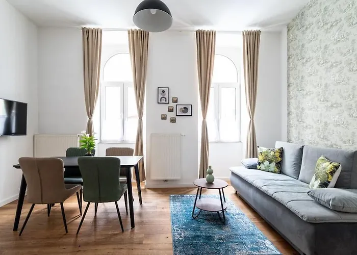 Апартаменти Sleek 1br Flat Near Center By Hm