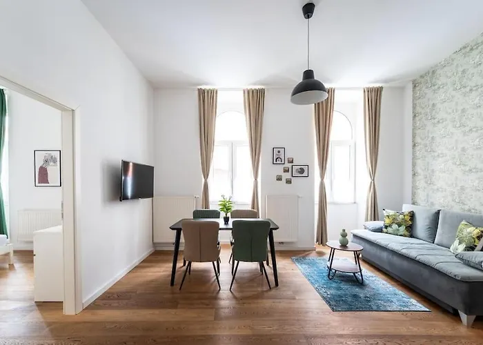 Sleek 1br Flat Near Center By Hm