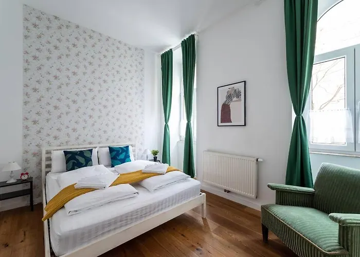 Апартаменти Sleek 1br Flat Near Center By Hm