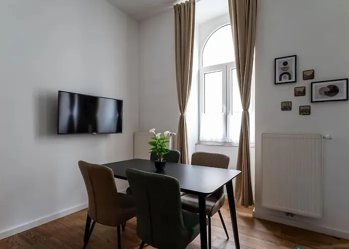Апартаменти Sleek 1br Flat Near Center By Hm *